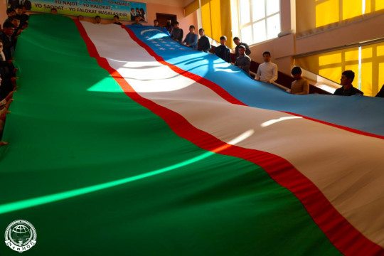 «Ревет гордый флаг Узбекистана!»
